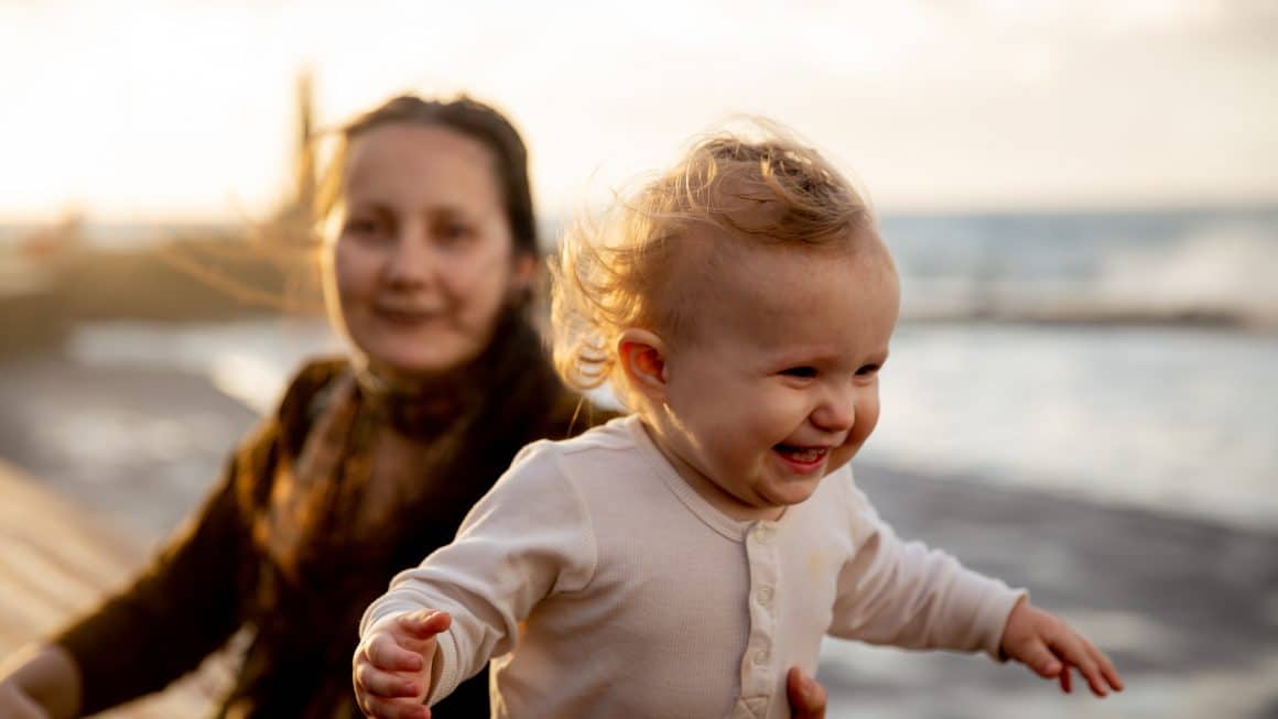 Bébé qui apprend à marcher grâce à un porteur